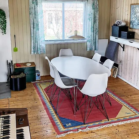 6 Person In Vaeggerlose * Bøtø By